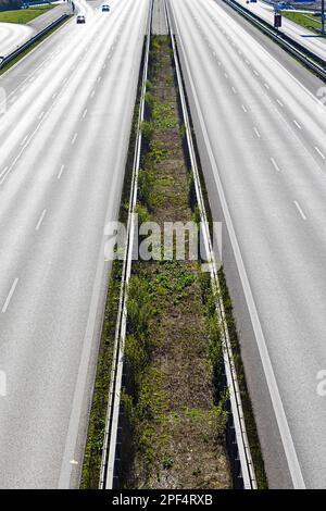 Le corsie vuote sull'autostrada A8, le limitazioni di uscita dovute a Corona causano strade vuote, Stoccarda, Baden-Wuerttemberg, Germania Foto Stock