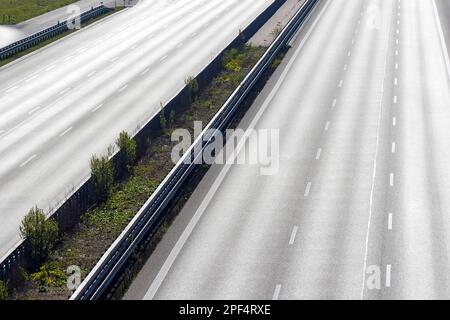 Le corsie vuote sull'autostrada A8, le limitazioni di uscita dovute a Corona causano strade vuote, Stoccarda, Baden-Wuerttemberg, Germania Foto Stock