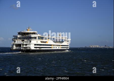 Traghetto tra Den Helder e Texel, lasciando l'isola verso Den Helder (visibile sullo sfondo), Isola di Texel, Mare del Nord, Olanda del Nord Foto Stock