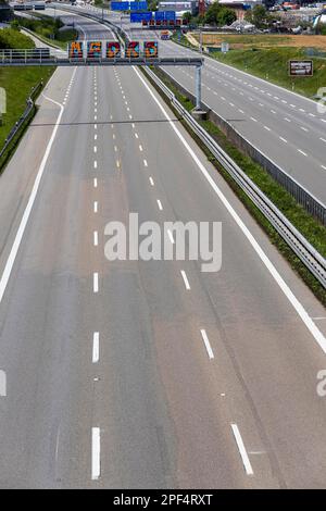 Le corsie vuote sull'autostrada A8, le limitazioni di uscita dovute a Corona causano strade vuote, Stoccarda, Baden-Wuerttemberg, Germania Foto Stock