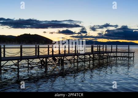 Lago Sevan, prima mattina, Lago di alta montagna di acqua dolce, Provincia di Gegharkunik, Armenia, Caucaso, Medio Oriente Foto Stock