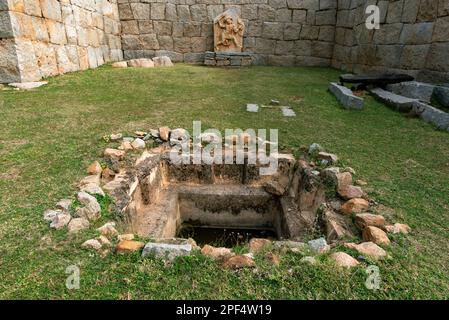 Statua di Bhima ad una delle porte della città fortificata di Hampi, capitale dell'Impero Vijayanagara. Hampi è patrimonio dell'umanità dell'UNESCO Foto Stock