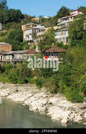 Case lungo il fiume Rioni, Kutaisi, Imereti Regione, Georgia, Caucaso, Medio Oriente Foto Stock