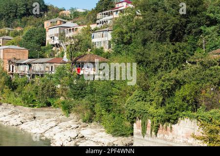 Case lungo il fiume Rioni, Kutaisi, Imereti Regione, Georgia, Caucaso, Medio Oriente Foto Stock