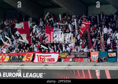 BRUXELLES, BELGIO - MARZO 16: Tifosi di Union Berlin durante il round della UEFA Europa League di 16 tappa due tra Royale Union Saint-Gilloise e 1. FC Union Berlin allo stadio Anderlecht il 16 marzo 2023 a Bruxelles, Belgio (Foto di René Nijhuis/Orange Pictures) Foto Stock