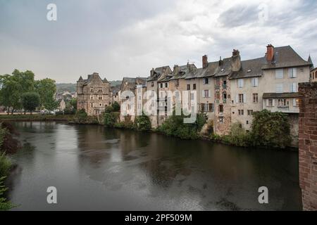 Architettura della città di Espalion nella valle del Lot in Aveyron, Francia Foto Stock