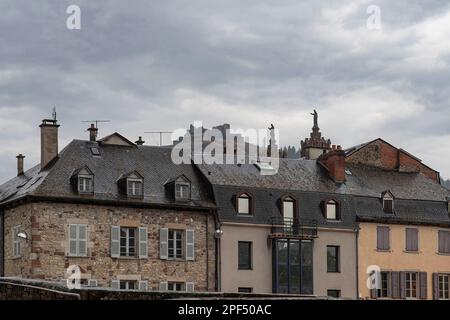 Architettura della città di Espalion nella valle del Lot in Aveyron, Francia Foto Stock