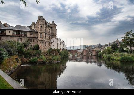 Architettura della città di Espalion nella valle del Lot in Aveyron, Francia Foto Stock