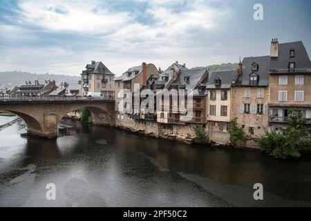 Architettura della città di Espalion nella valle del Lot in Aveyron, Francia Foto Stock