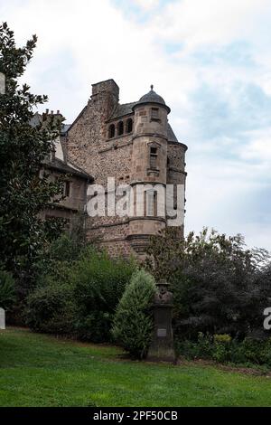 Architettura della città di Espalion nella valle del Lot in Aveyron, Francia Foto Stock