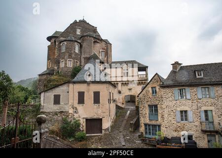 Architettura della città di Estaing nella valle del Lot in Aveyron, Francia Foto Stock