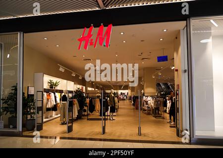 Sibiu, Romania - Maggio, 2 2022: Negozio di abbigliamento H&M davanti al Promenada Mall, uno dei più grandi centri commerciali di Sibiu. Il gruppo H&M è il secondo livello Foto Stock