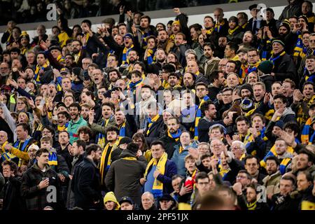 BRUXELLES, BELGIO - Marzo 16: Tifosi e sostenitori di Saint-Gilloise durante il round della UEFA Europa League 16 tappa due tra Royale Union Saint-Gilloise e 1. FC Union Berlin allo stadio Anderlecht il 16 marzo 2023 a Bruxelles, Belgio (Foto di René Nijhuis/Orange Pictures) Foto Stock