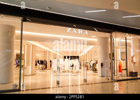 Sibiu, Romania - Maggio, 2 2022: Zara fashion store front in Promenada Mall, uno dei più grandi centri commerciali di Sibiu Foto Stock