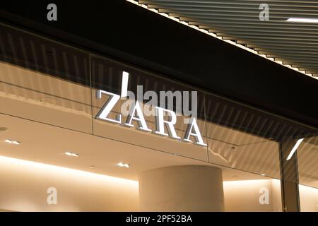 Sibiu, Romania - Maggio, 2 2022: Zara fashion store front in Promenada Mall, uno dei più grandi centri commerciali di Sibiu Foto Stock