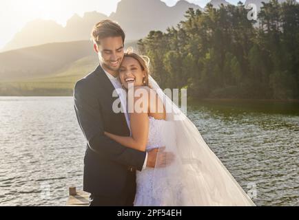 La felicità è scritta su tutti i loro volti. una sposa affettuosa e sposo fuori il loro giorno di nozze. Foto Stock