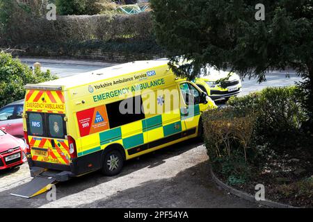 Yorkshire ambulance Service, ambulanza di emergenza su una chiamata salvavita fuori in Otley West Yorkshire Foto Stock