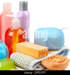 Shampoo, sapone e spugna da bagno isolata su sfondo bianco. Assortimento di articoli per l'igiene personale. Cura della pelle del viso e del corpo. Foto Stock