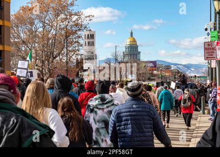 Denver, Colorado, l'annuale Martin Luther King Day Marade (marzo e sfilata) si dirige verso il campidoglio dello stato. Il segno i am A Man è ciò che colpisce Foto Stock