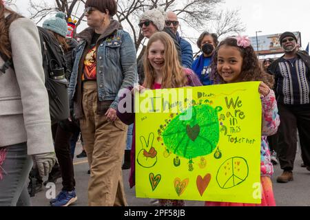 Denver, Colorado, l'annuale Martin Luther King Day Marade (marzo e sfilata), due ragazze, una nera e una bianca, portano un cartello mentre marciano insieme Foto Stock
