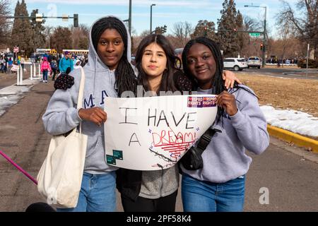 Denver, Colorado, l'annuale Martin Luther King Day Marade (marzo e sfilata), tre giovani donne portano un segno i Have a Dream Foto Stock