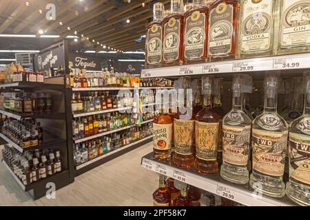 Macomb Twp., Michigan, liquore in vendita presso un negozio di alimentari Meijer, di recente apertura nella periferia di Detroit. Il concetto dei negozi di alimentari è nuovo per Foto Stock