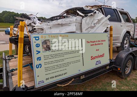 Conway, Missouri, un display di sicurezza automatico in un'area di riposo sull'Interstate 44 promuove l'uso delle cinture di sicurezza. Vengono mostrate due auto che si sono schiantate: La Foto Stock