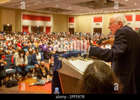Chicago, Illinois, il senatore Bernie Sanders parla agli attivisti sindacali alla conferenza Labor Notes del 2022. Quattromila unionisti di rango e di lima da Foto Stock