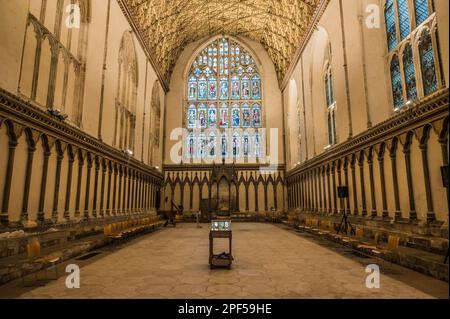 L'immagine è della sala di preghiera della Chapter House con la sua famosa vetrata presso il sito patrimonio dell'umanità della cattedrale di Canterbury's Christ Church Foto Stock