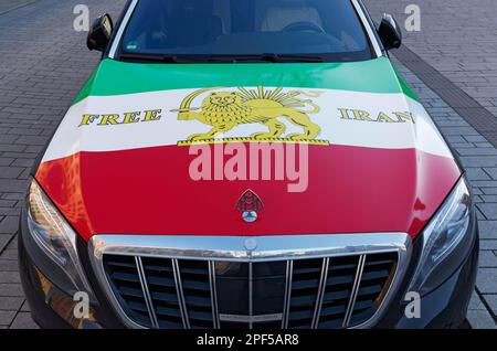 Maybach con bandiera iraniana dipinta e slogan Iran libero, manifestazione contro il regime di Mullah il 25,2.23, Duesseldorf, Renania settentrionale-Vestfalia Foto Stock