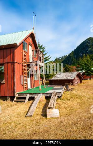 Abbandonati i campi di lavoro del Servizio Forestale degli Stati Uniti a False Island, Tongass National Forest, Alaska, USA. Foto Stock