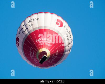 Mongolfiera volando sopra la vasca da bagno Foto Stock