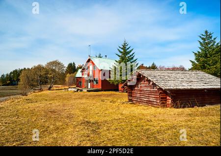 Abbandonati i campi di lavoro del Servizio Forestale degli Stati Uniti a False Island, Tongass National Forest, Alaska, USA. Foto Stock