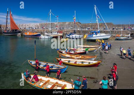 Vista del tradizionale festival delle barche a Portsoy, Moray Firth, Banffshire, Scozia, Regno Unito Foto Stock