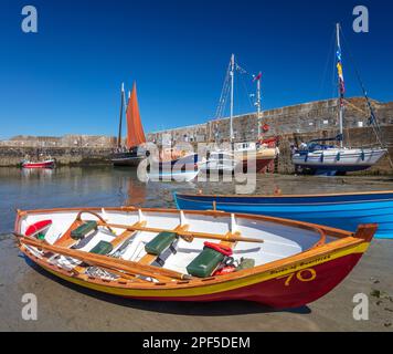 Vista del tradizionale festival delle barche a Portsoy, Moray Firth, Banffshire, Scozia, Regno Unito Foto Stock