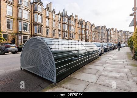 Deposito sicuro delle biciclette fornito dal Consiglio della Città di Edimburgo e Sustrans a Marchmont, Edimburgo. Foto Stock