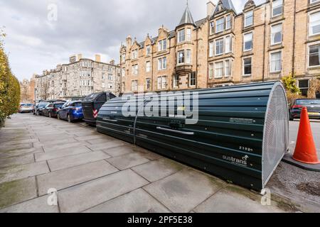Deposito sicuro delle biciclette fornito dal Consiglio della Città di Edimburgo e Sustrans a Marchmont, Edimburgo. Foto Stock