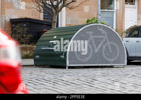 Deposito sicuro delle biciclette fornito dal Consiglio della Città di Edimburgo e Sustrans a Marchmont, Edimburgo. Foto Stock