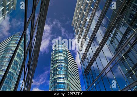 Alta WorkRepublic MedienHafen riflessa in facciate di vetro, Duesseldorf, Renania settentrionale-Vestfalia, Germania Foto Stock