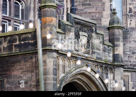 La cresta dell'Edinburgh University Union sopra l'entrata principale della Teviot Row House, uno degli edifici principali dell'EUSA in Bristo Square. Foto Stock