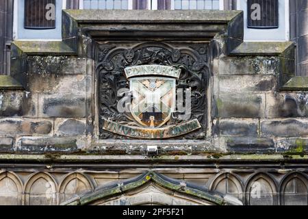 La cresta dell'Edinburgh University Union sopra l'entrata principale della Teviot Row House, uno degli edifici principali dell'EUSA in Bristo Square. Foto Stock