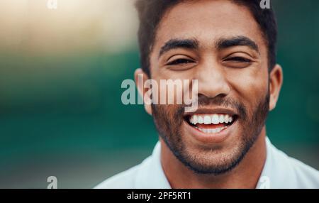Ritratto di sorridente tennista indiano sul campo con copyspace. Felice fit professionista di sport etnici in piedi da solo e sentirsi sicuri Foto Stock