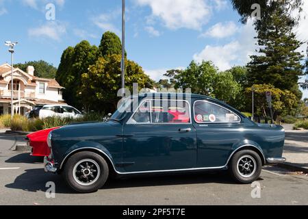 Hobart Tasmania, Australia - Gennaio 1 2023: Auto classica britannica, veicolo a motore fastback Broadspeed GT 2+2 Mini Foto Stock