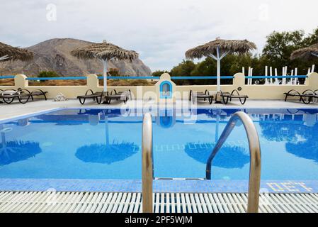 La piscina vista vulcano, isola di Santorini, Grecia Foto Stock