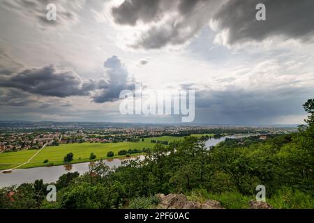 Città di Dresda, vista dal punto di vista di Agneshöhe nel quartiere di Wachwitz sul fiume Elba a valle sui prati dell'Elba e parte orientale della città, dram Foto Stock