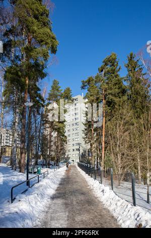 Rautkallionkatu 12 edificio residenziale sulla cima di Rautkallio in un giorno di sole primaverile a Koivukylä o Havukoski distretto di Vantaa, Finlandia Foto Stock