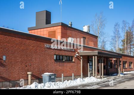 Havukosken nuorisotalo a Eteläinen Rastitie 14 in un giorno di primavera soleggiato nel distretto Havukoski di Vantaa, Finlandia Foto Stock