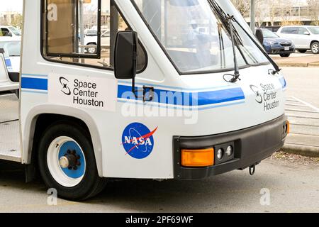 Houston, Texas, USA - Febbraio 2023: Davanti ad un treno terrestre che porta i visitatori intorno al sito della NASA presso lo Houston Space Center Foto Stock