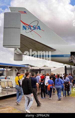 Houston, Texas, USA - Febbraio 2023: I visitatori dello Houston Space Center entrano in mostra di una navetta spaziale Boeing 747 che trasporta un jet Foto Stock