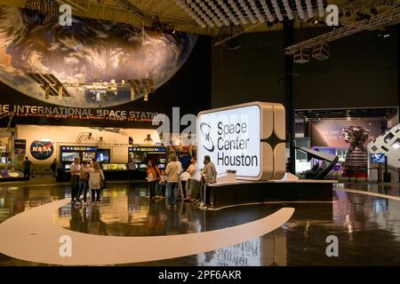 Houston, Texas, USA - Febbraio 2023: Visitatori all'interno del museo e mostra allo Houston Space Center Foto Stock